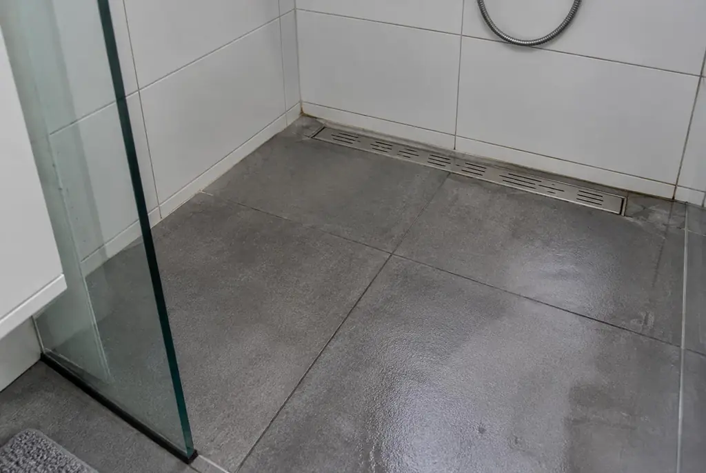 Lekdetectie Werkhoven – lekkende inloopdouche met natte voegen