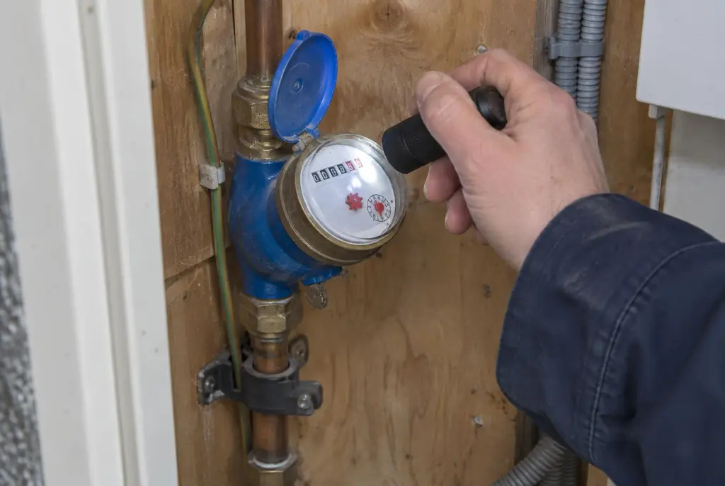 Lekdetectie Werkhoven – watermeter in de meterkast controleren met een zaklamp
